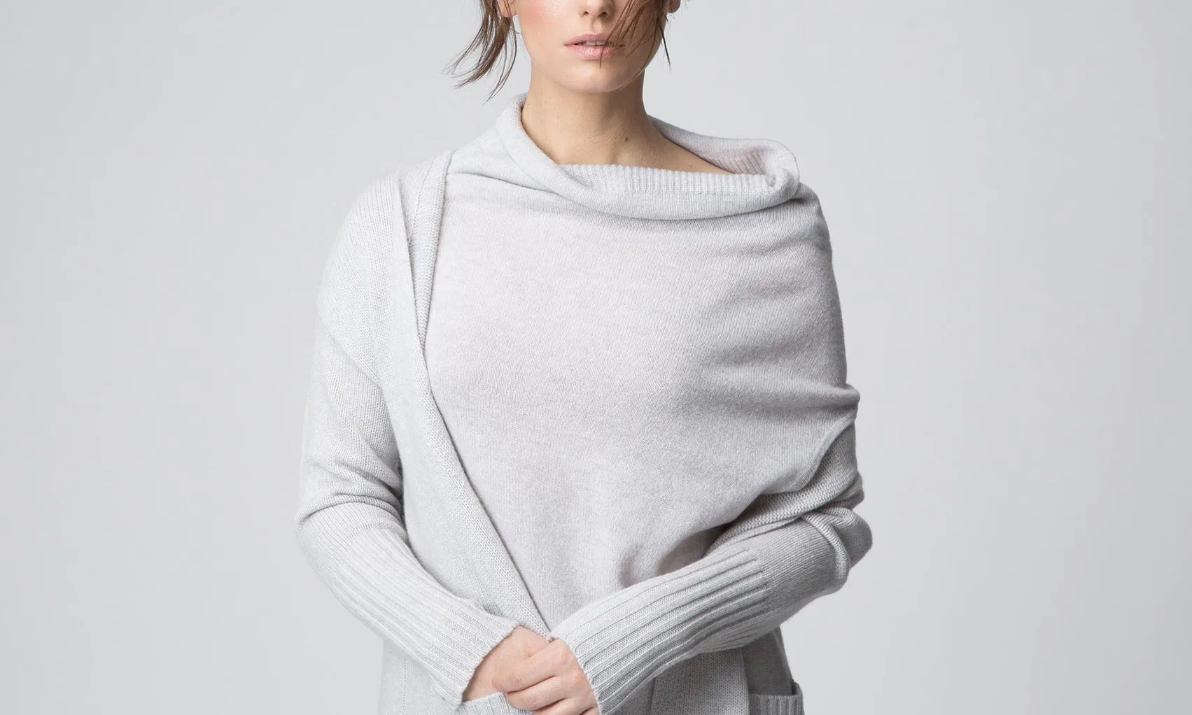 Model in hellem Cashmere-Pullover mit weitem Kragen