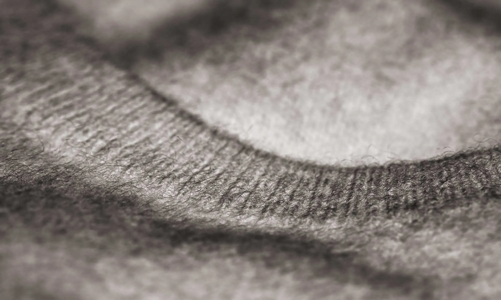 Nahaufnahme von feinem, grauem Cashmere-Gestrick